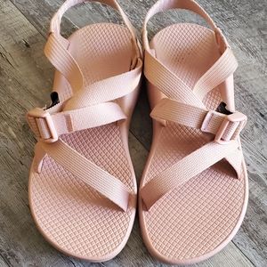 Chacos... womens size 8 Z1